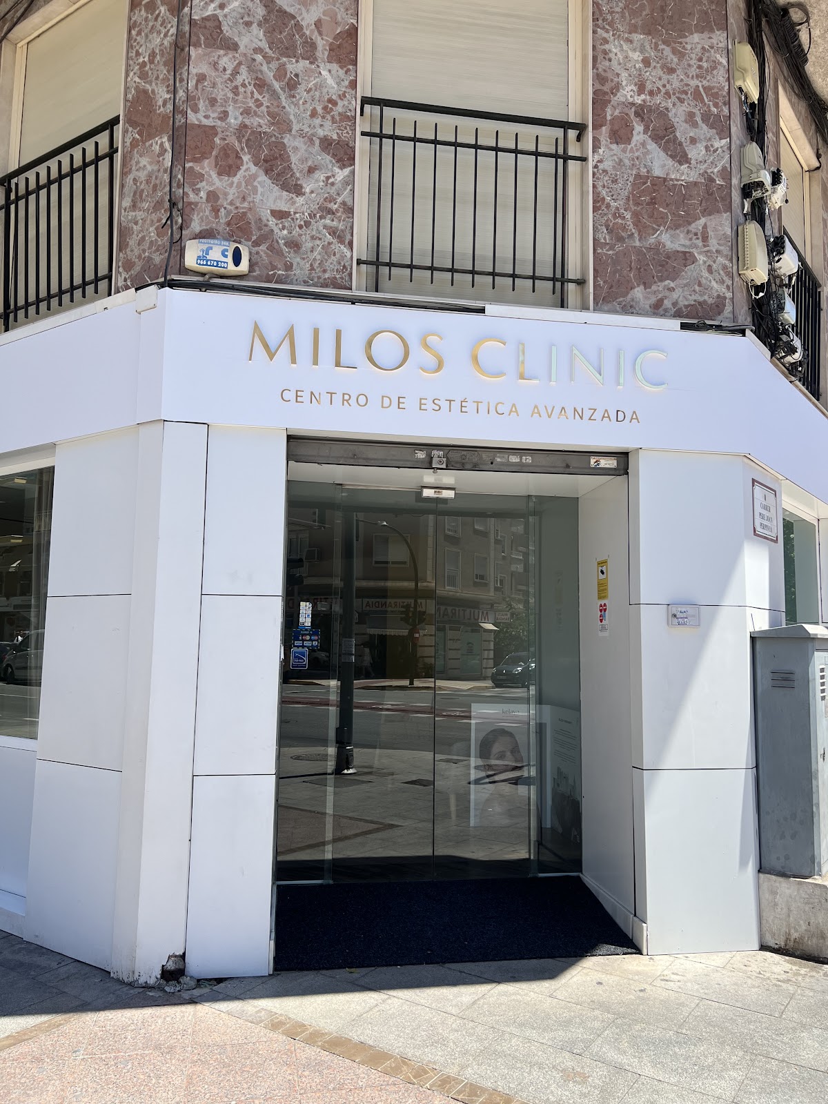 Fachada de MILOS CLINIC, centro de estética avanzada en Elche